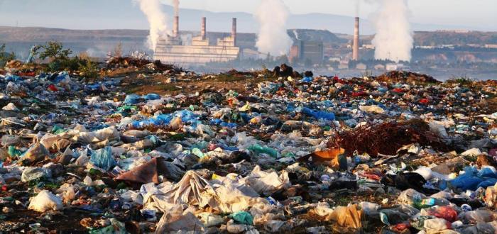 Sampah plastik dapat menyebabkan pencemaran tanah karena