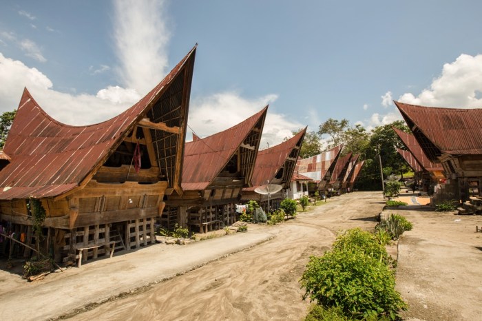 Mengapa bentuk rumah adat di indonesia sangat beragam