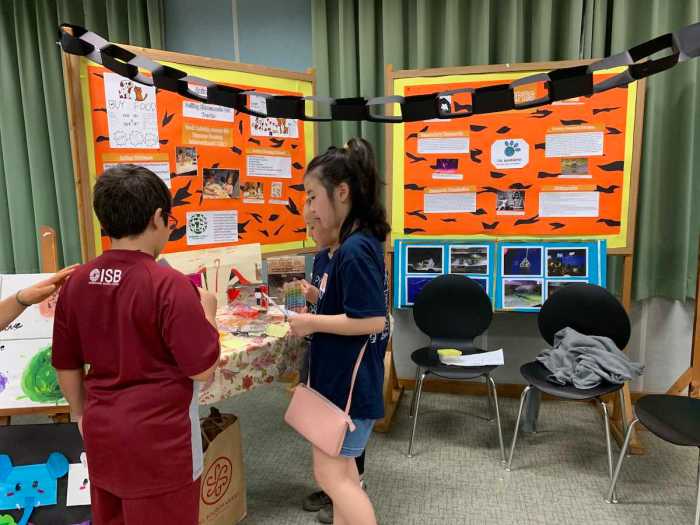 Siapakah yang membuat laporan kegiatan pameran di sekolah