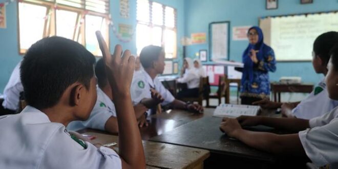 Mengapa setiap anak di indonesia berhak menempuh pendidikan di sekolah