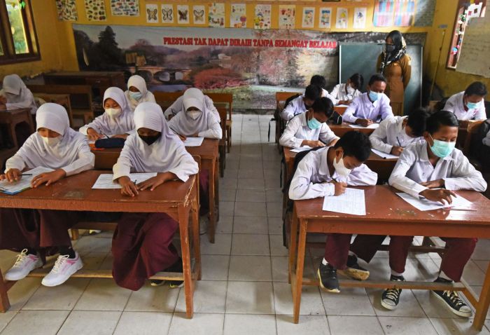 Domain yang biasa digunakan oleh sekolah sekolah di indonesia adalah