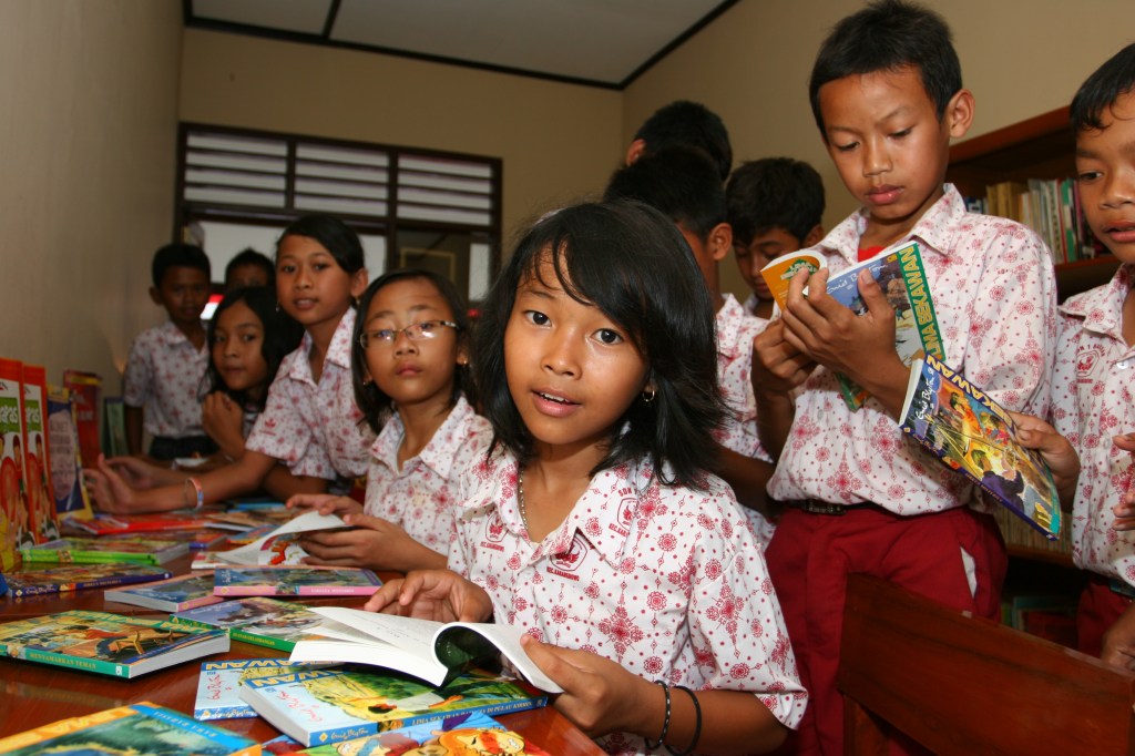 Domain yang biasa digunakan oleh sekolah sekolah di indonesia adalah