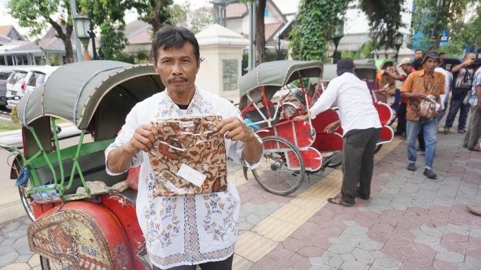 Tukang becak merupakan pekerjaan yang dilakukan di bidang