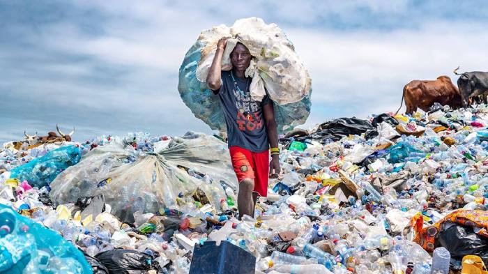 Plastik dapat mencemari tanah sebab