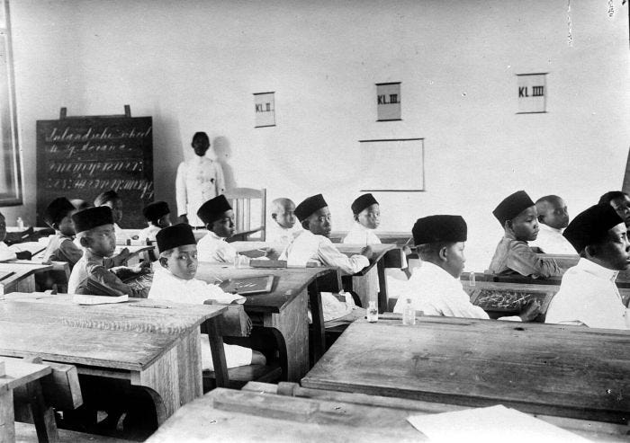 Pemerintah kolonial mendirikan sekolah sekolah untuk kaum pribumi dengan tujuan