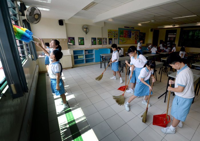 Piket kebersihan kelas dilakukan dengan