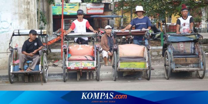 Tukang becak merupakan pekerjaan yang dilakukan di bidang