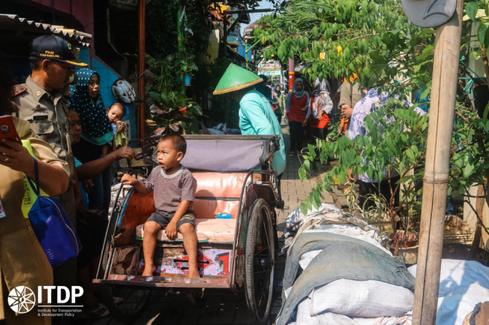 Tukang becak merupakan pekerjaan yang dilakukan di bidang