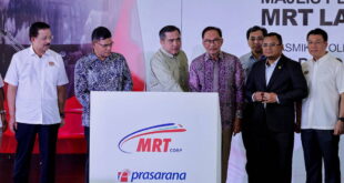 Masyarakat menggunakan transportasi umum untuk mengurangi kemacetan di jalan