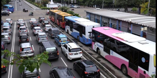 Mengapa masyarakat jakarta sebaiknya menggunakan alat transportasi umum