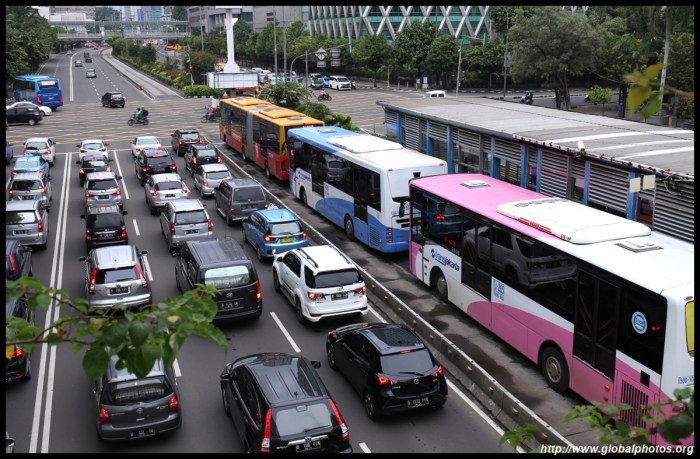 Mengapa masyarakat jakarta sebaiknya menggunakan alat transportasi umum