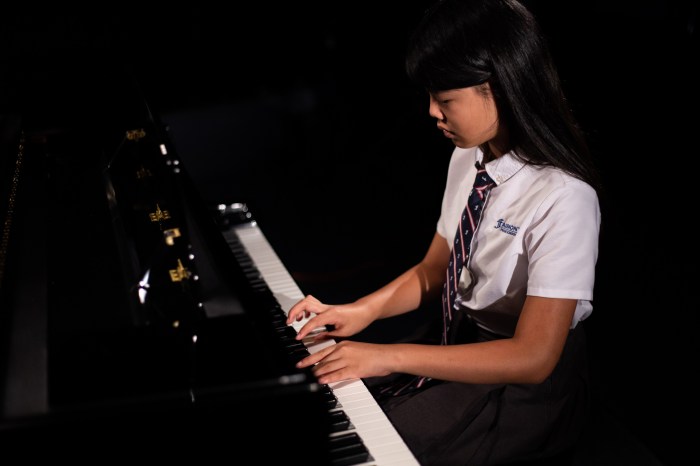 Jelaskan tujuan pertunjukan musik bagi siswa di sekolah