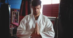 Guru karate disebut