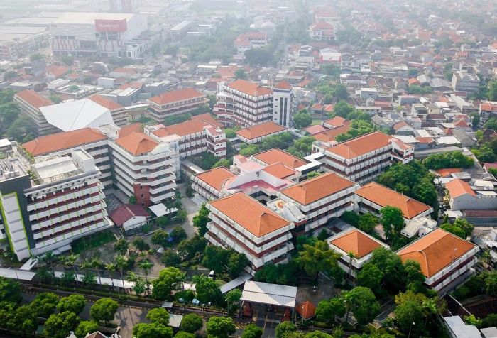 Universitas akreditasi a di surabaya