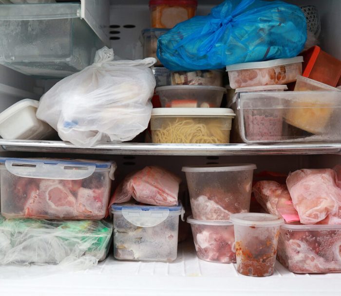 Mengapa benda yang dimasukkan ke dalam freezer dapat membeku