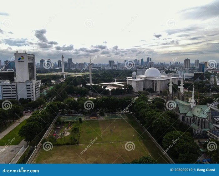 Masjid di jakarta yang berdiri bersebelahan dengan gereja adalah masjid