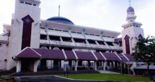 Masjid di jakarta yang berdiri bersebelahan dengan gereja adalah masjid