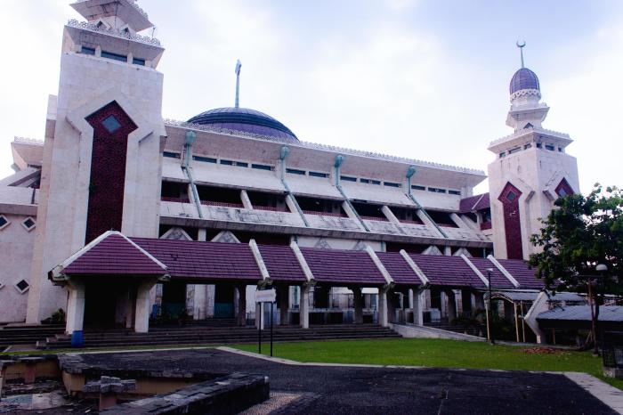 Masjid di jakarta yang berdiri bersebelahan dengan gereja adalah masjid