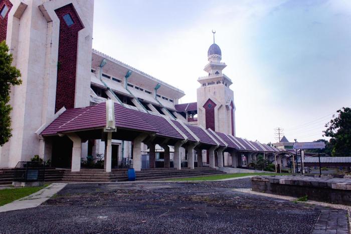 Masjid di jakarta yang berdiri bersebelahan dengan gereja adalah masjid