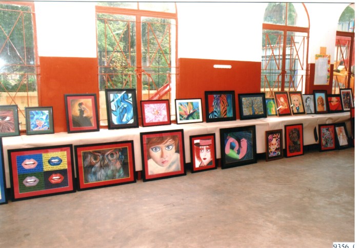 Bagaimana cara menentukan tempat pameran sekolah