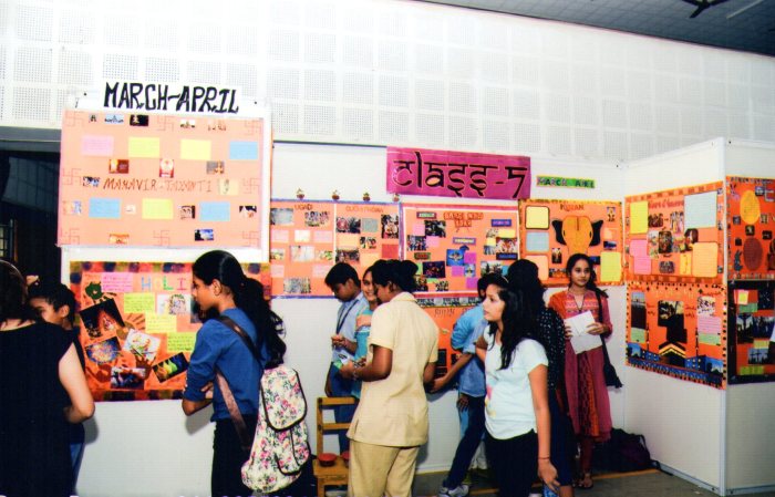 Berikut yang tidak termasuk dalam fungsi pameran di sekolah adalah