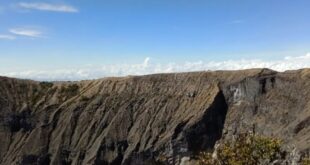 Gunung ciremai barat kompas tertinggi terpikat pesona berada momen mengabadikan puncak pendaki lewat wahyu prodjo