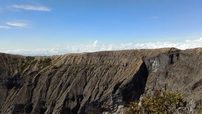 Gunung ciremai barat kompas tertinggi terpikat pesona berada momen mengabadikan puncak pendaki lewat wahyu prodjo