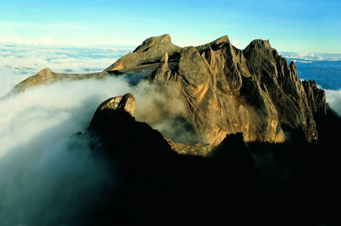 Pulau kalimantan sering disebut dengan nama