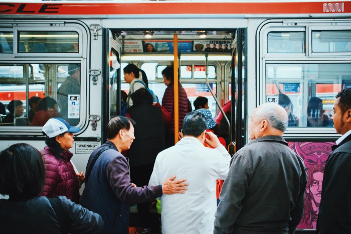 Masyarakat menggunakan transportasi umum untuk mengurangi kemacetan di jalan